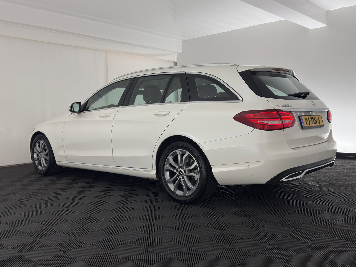 Mercedes-Benz C-Klasse Estate 200 CDI Business Solution Aut. *FULL-LED | LEATHER-FABRIC | FULL-LED | NAVI-FULLMAP | CAMERA | HEATED-SPORTSEATS | SHIFTPADDLES | CRUISE | KEYLESS | TOWBAR | 17''ALU*