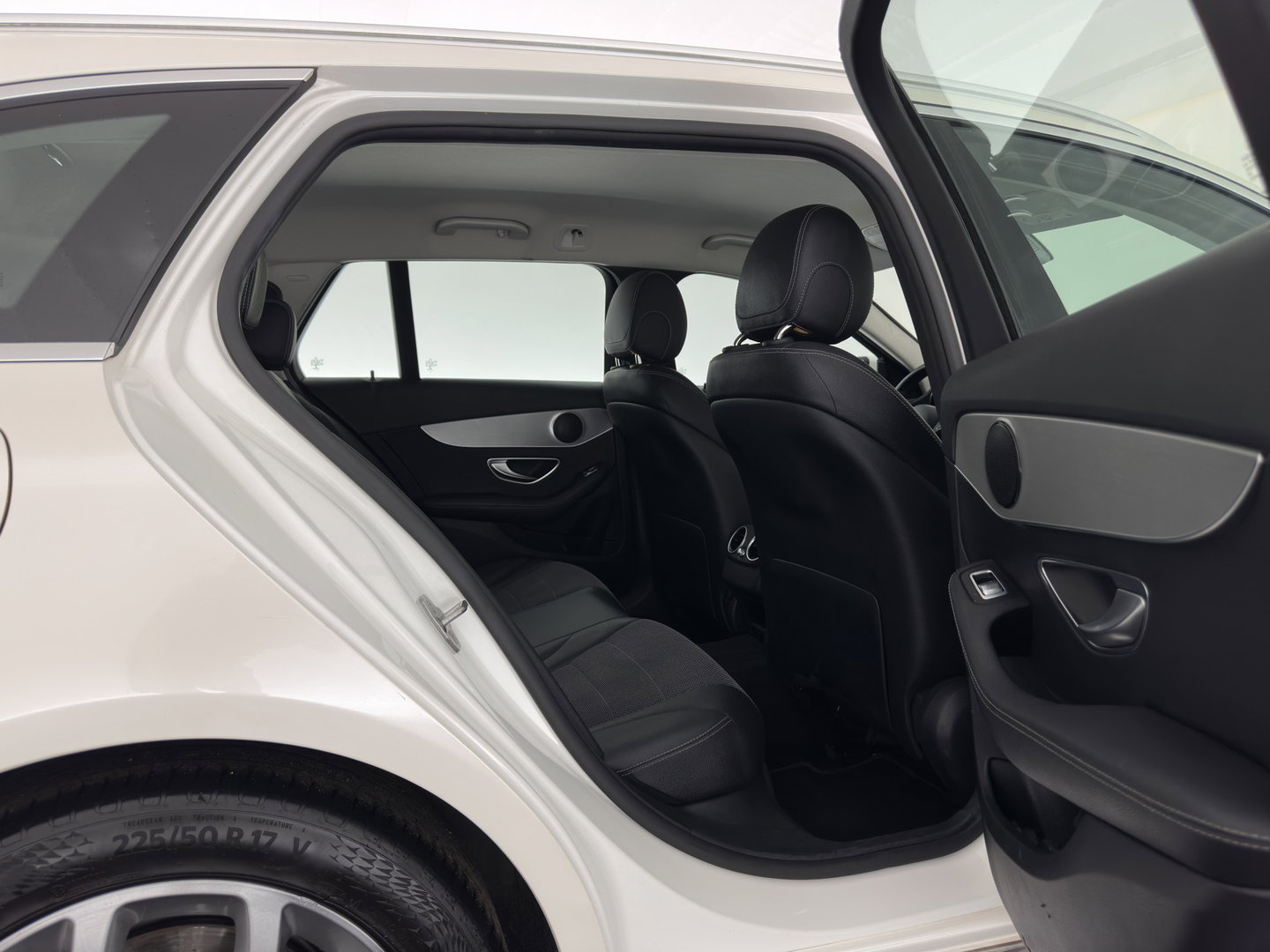 Mercedes-Benz C-Klasse Estate 200 CDI Business Solution Aut. *FULL-LED | LEATHER-FABRIC | FULL-LED | NAVI-FULLMAP | CAMERA | HEATED-SPORTSEATS | SHIFTPADDLES | CRUISE | KEYLESS | TOWBAR | 17''ALU*
