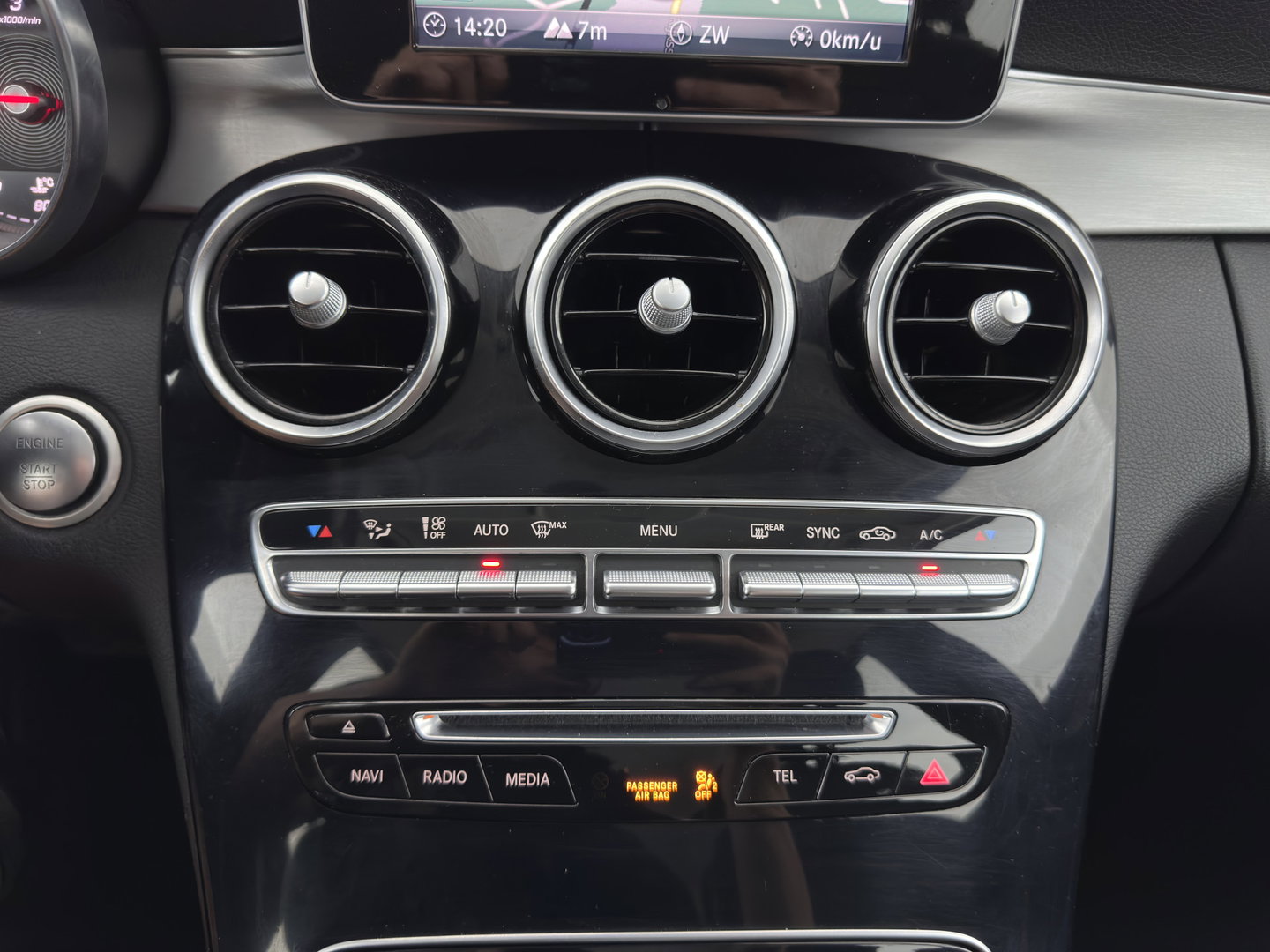 Mercedes-Benz C-Klasse Estate 200 CDI Business Solution Aut. *FULL-LED | LEATHER-FABRIC | FULL-LED | NAVI-FULLMAP | CAMERA | HEATED-SPORTSEATS | SHIFTPADDLES | CRUISE | KEYLESS | TOWBAR | 17''ALU*