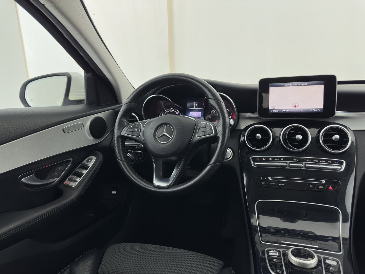 Mercedes-Benz C-Klasse Estate 200 CDI Business Solution Aut. *FULL-LED | LEATHER-FABRIC | FULL-LED | NAVI-FULLMAP | CAMERA | HEATED-SPORTSEATS | SHIFTPADDLES | CRUISE | KEYLESS | TOWBAR | 17''ALU*