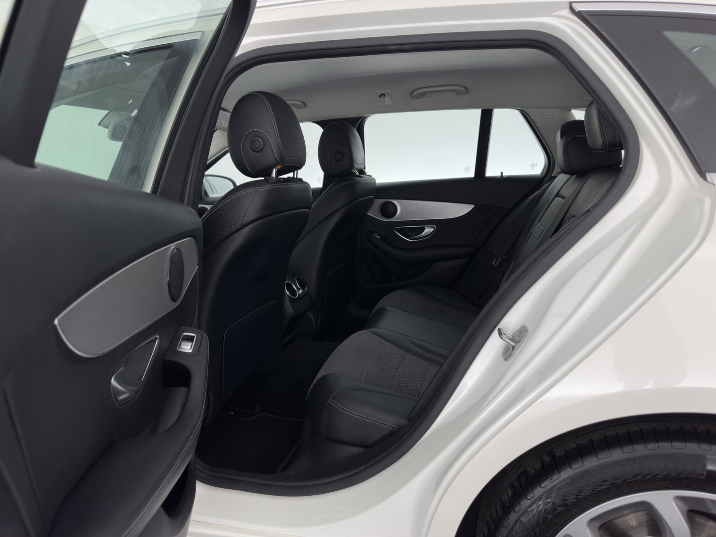 Mercedes-Benz C-Klasse Estate 200 CDI Business Solution Aut. *FULL-LED | LEATHER-FABRIC | FULL-LED | NAVI-FULLMAP | CAMERA | HEATED-SPORTSEATS | SHIFTPADDLES | CRUISE | KEYLESS | TOWBAR | 17''ALU*