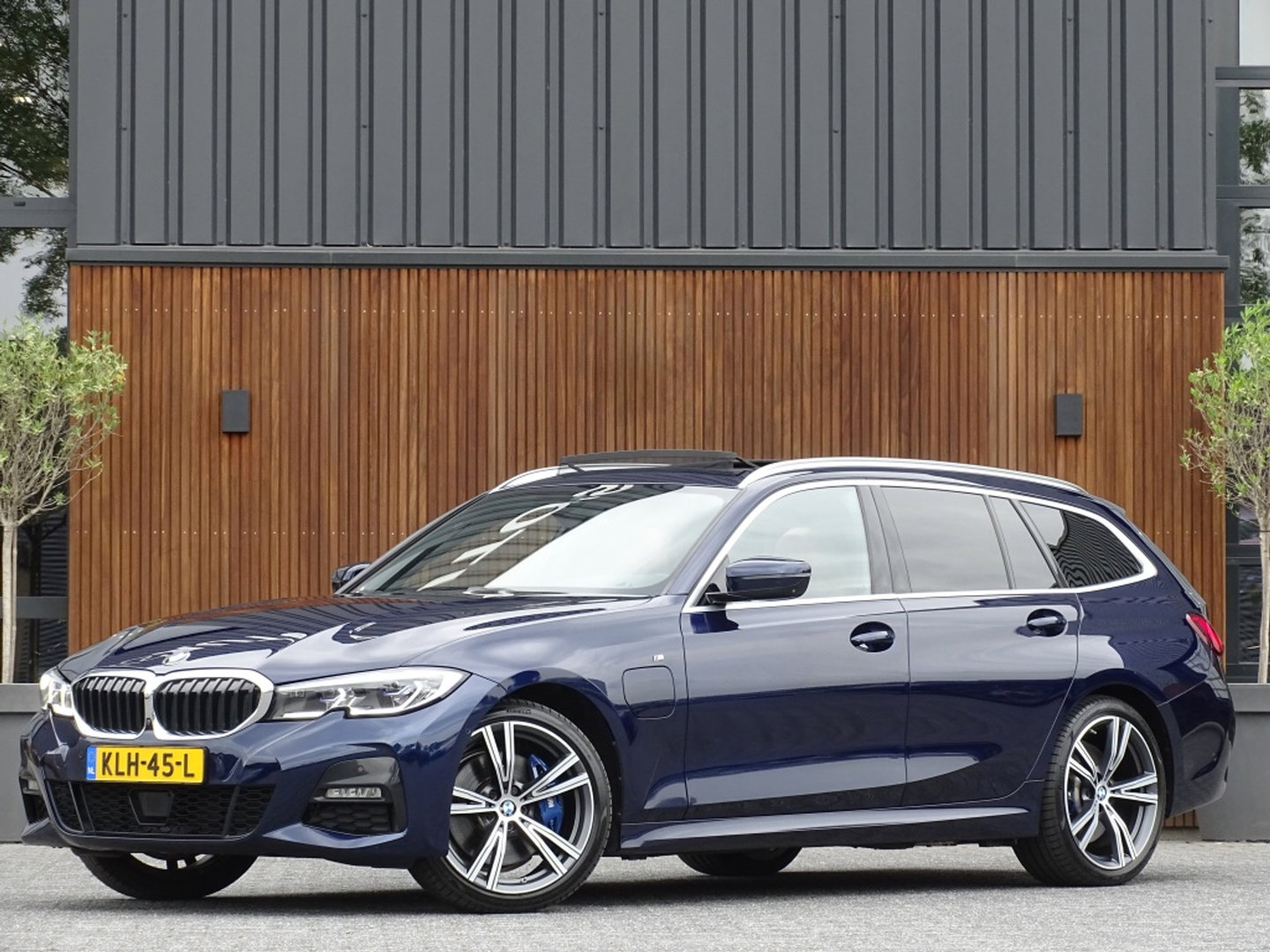 BMW 3 Serie touring 330e 292PK M-sport Individual / Laser / 360° / Pano / ACC / Meri