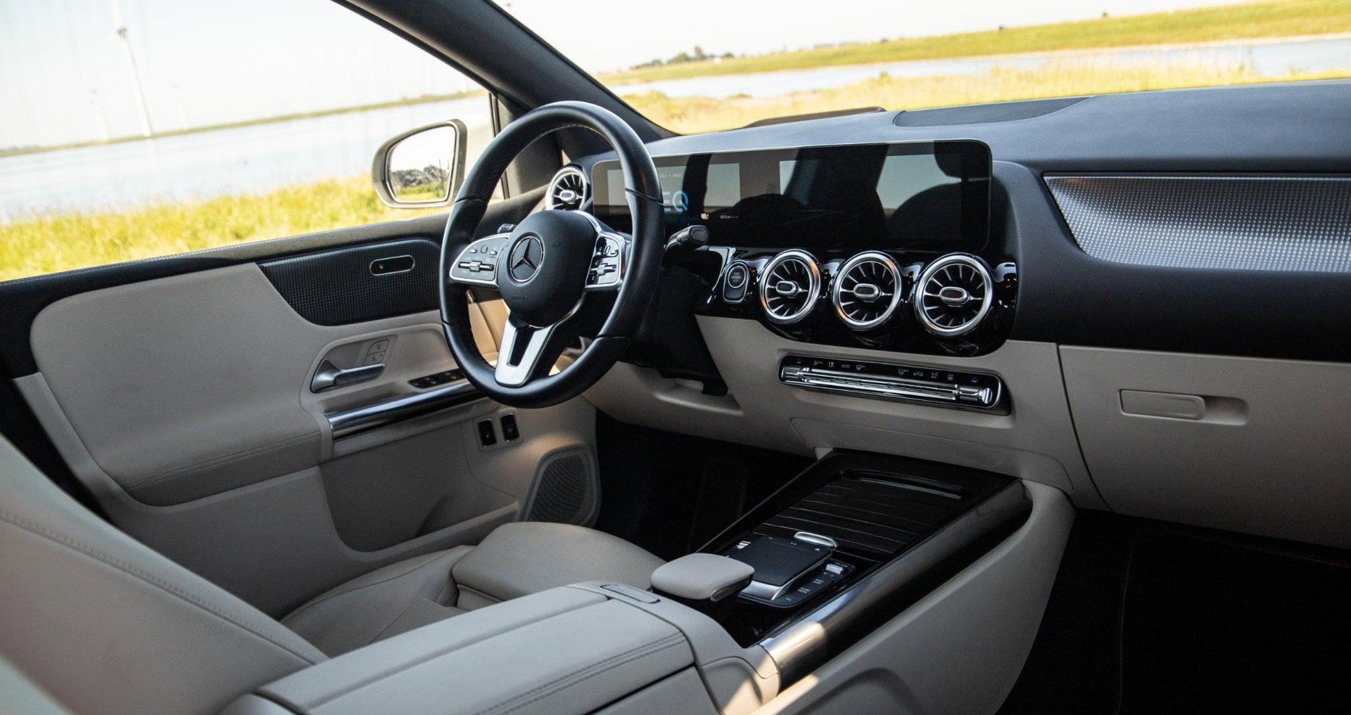 Mercedes-Benz B-Klasse 250 e Business Solution Luxury Limited CARPLAY / AMBILIGHT / STOELVERWARMING / CAMERA / DEALER ONDERHOUDEN