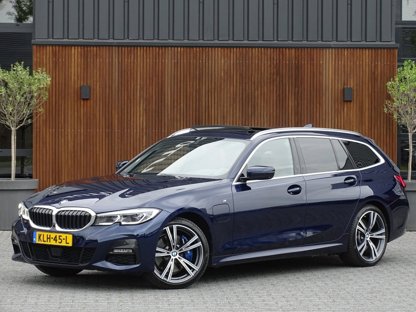 BMW 3 Serie touring 330e 292PK M-sport Individual / Laser / 360° / Pano / ACC / Meri