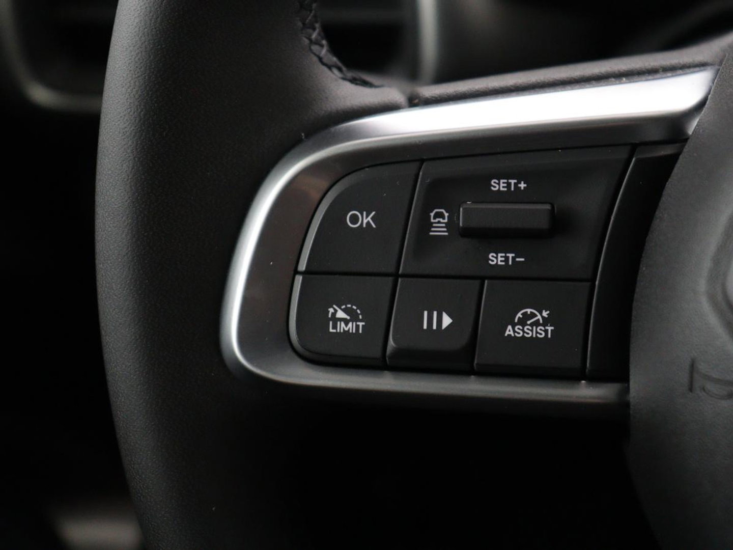 Jeep Avenger Avenger 54 kWh SOH 95,4% | Digital cockpit | Navi | Adaptive cruise | Camera | Climate control | Carplay | Dodehoek detectie | Stoelverwarming