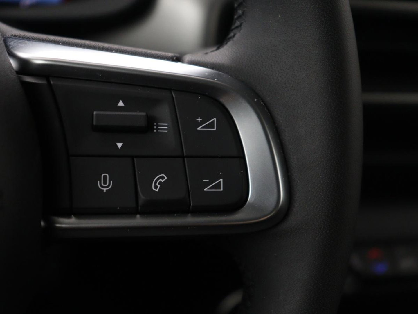 Jeep Avenger Avenger 54 kWh SOH 95,4% | Digital cockpit | Navi | Adaptive cruise | Camera | Climate control | Carplay | Dodehoek detectie | Stoelverwarming
