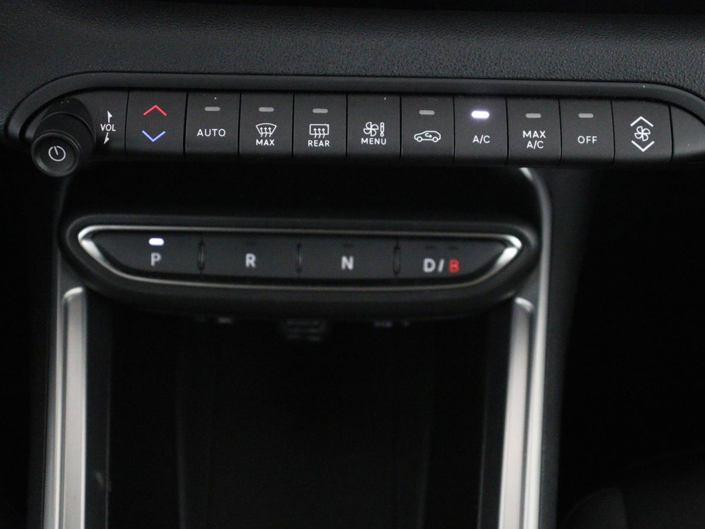 Jeep Avenger Avenger 54 kWh SOH 95,4% | Digital cockpit | Navi | Adaptive cruise | Camera | Climate control | Carplay | Dodehoek detectie | Stoelverwarming