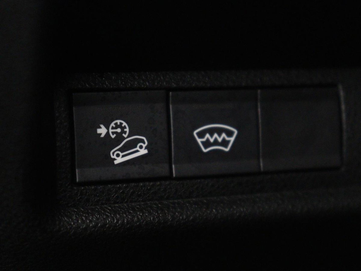 Jeep Avenger Avenger 54 kWh SOH 95,4% | Digital cockpit | Navi | Adaptive cruise | Camera | Climate control | Carplay | Dodehoek detectie | Stoelverwarming