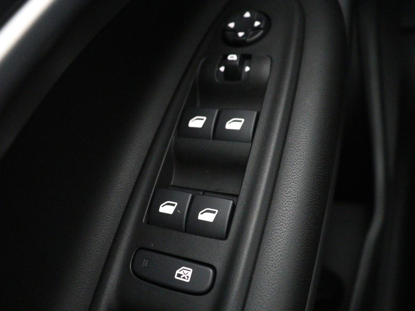 Jeep Avenger Avenger 54 kWh SOH 95,4% | Digital cockpit | Navi | Adaptive cruise | Camera | Climate control | Carplay | Dodehoek detectie | Stoelverwarming