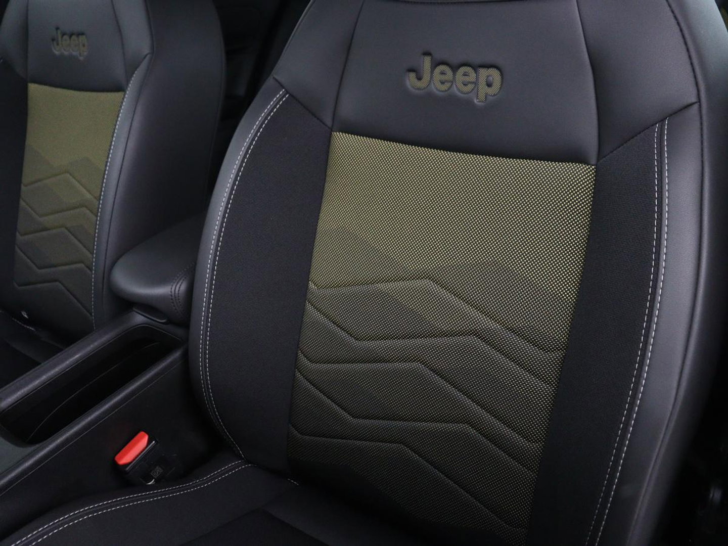 Jeep Avenger Avenger 54 kWh SOH 95,4% | Digital cockpit | Navi | Adaptive cruise | Camera | Climate control | Carplay | Dodehoek detectie | Stoelverwarming