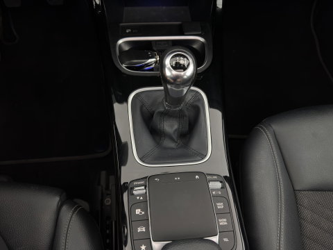 Mercedes-Benz A-Klasse 180 d Advantage (INCL. BTW) *PANO | WIDE-SCREEN-DIGI-COCKPIT | AMBIENT-LIGHT | FULL-LED | SURROUND-VIEW | NAVI-FULLMAP | LEDER-MICROFIBRE | 17''ALU*