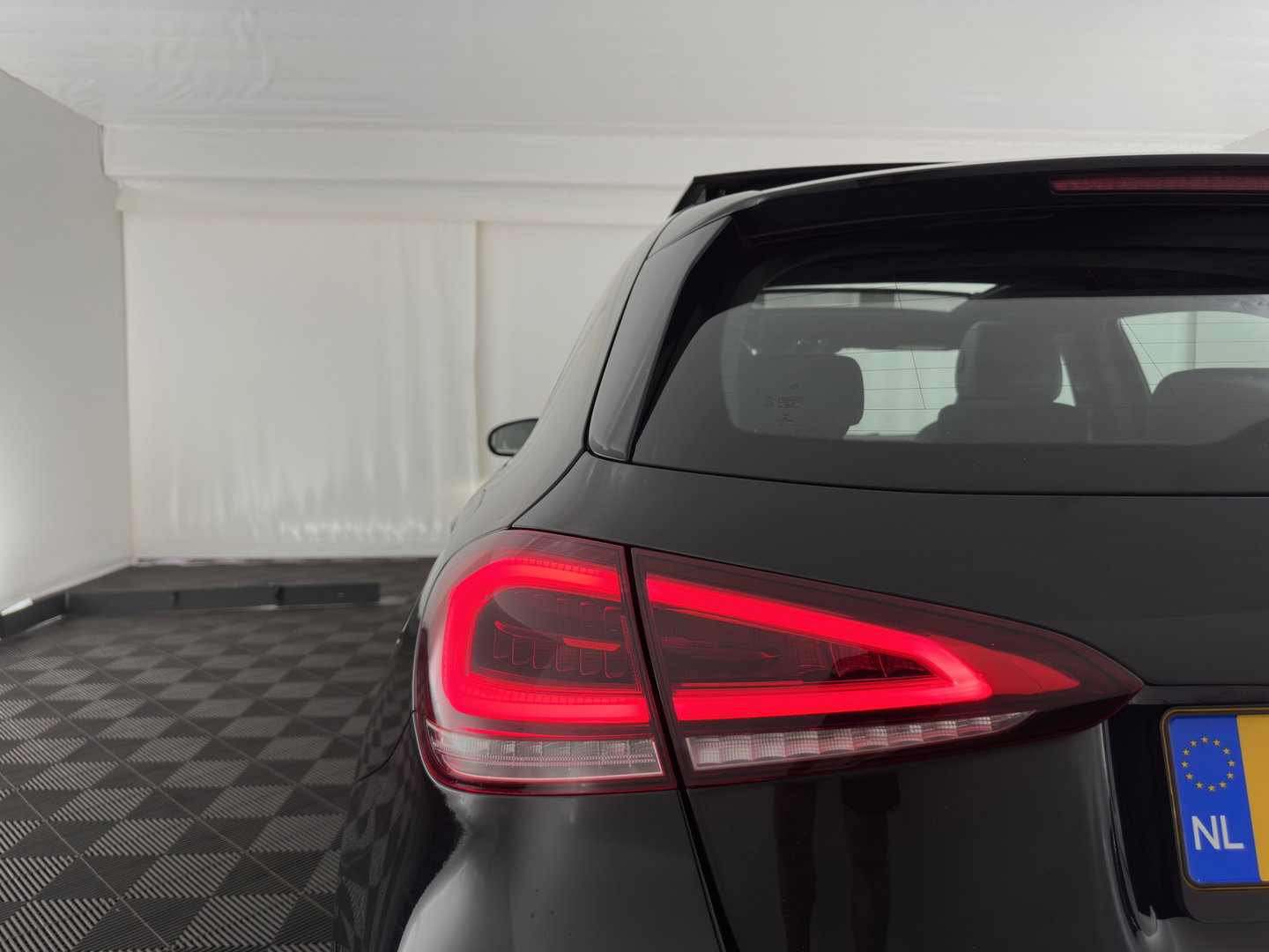 Mercedes-Benz A-Klasse 180 d Advantage (INCL. BTW) *PANO | WIDE-SCREEN-DIGI-COCKPIT | AMBIENT-LIGHT | FULL-LED | SURROUND-VIEW | NAVI-FULLMAP | LEDER-MICROFIBRE | 17''ALU*