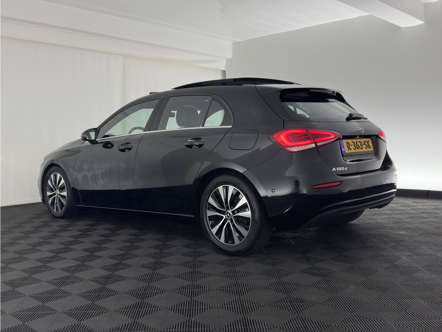 Mercedes-Benz A-Klasse 180 d Advantage (INCL. BTW) *PANO | WIDE-SCREEN-DIGI-COCKPIT | AMBIENT-LIGHT | FULL-LED | SURROUND-VIEW | NAVI-FULLMAP | LEDER-MICROFIBRE | 17''ALU*