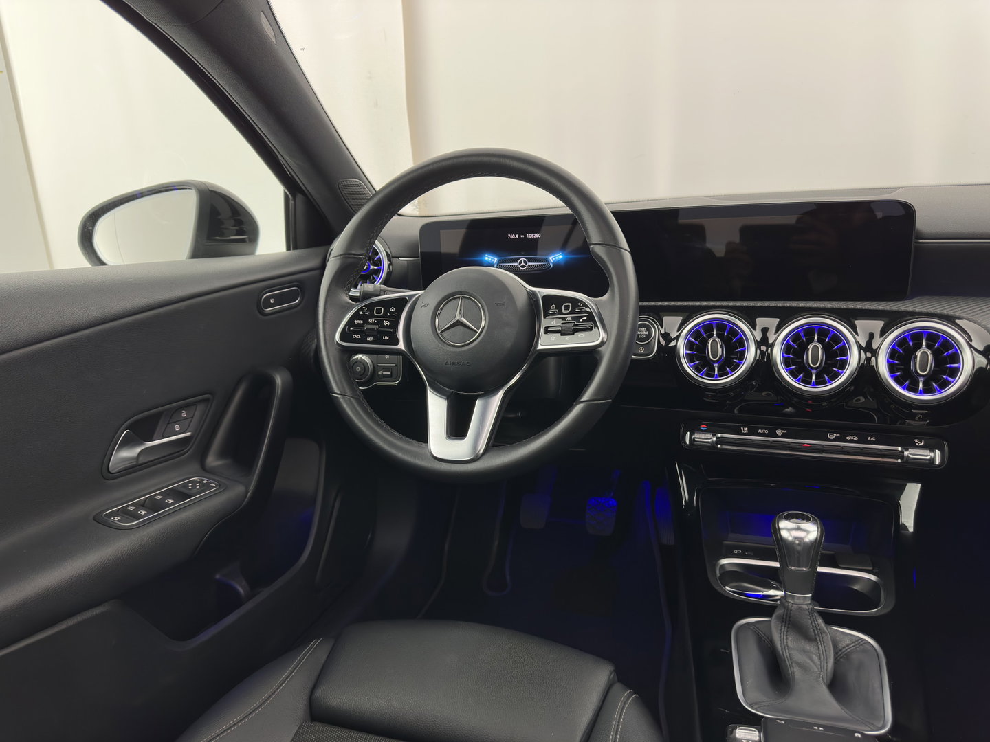 Mercedes-Benz A-Klasse 180 d Advantage (INCL. BTW) *PANO | WIDE-SCREEN-DIGI-COCKPIT | AMBIENT-LIGHT | FULL-LED | SURROUND-VIEW | NAVI-FULLMAP | LEDER-MICROFIBRE | 17''ALU*