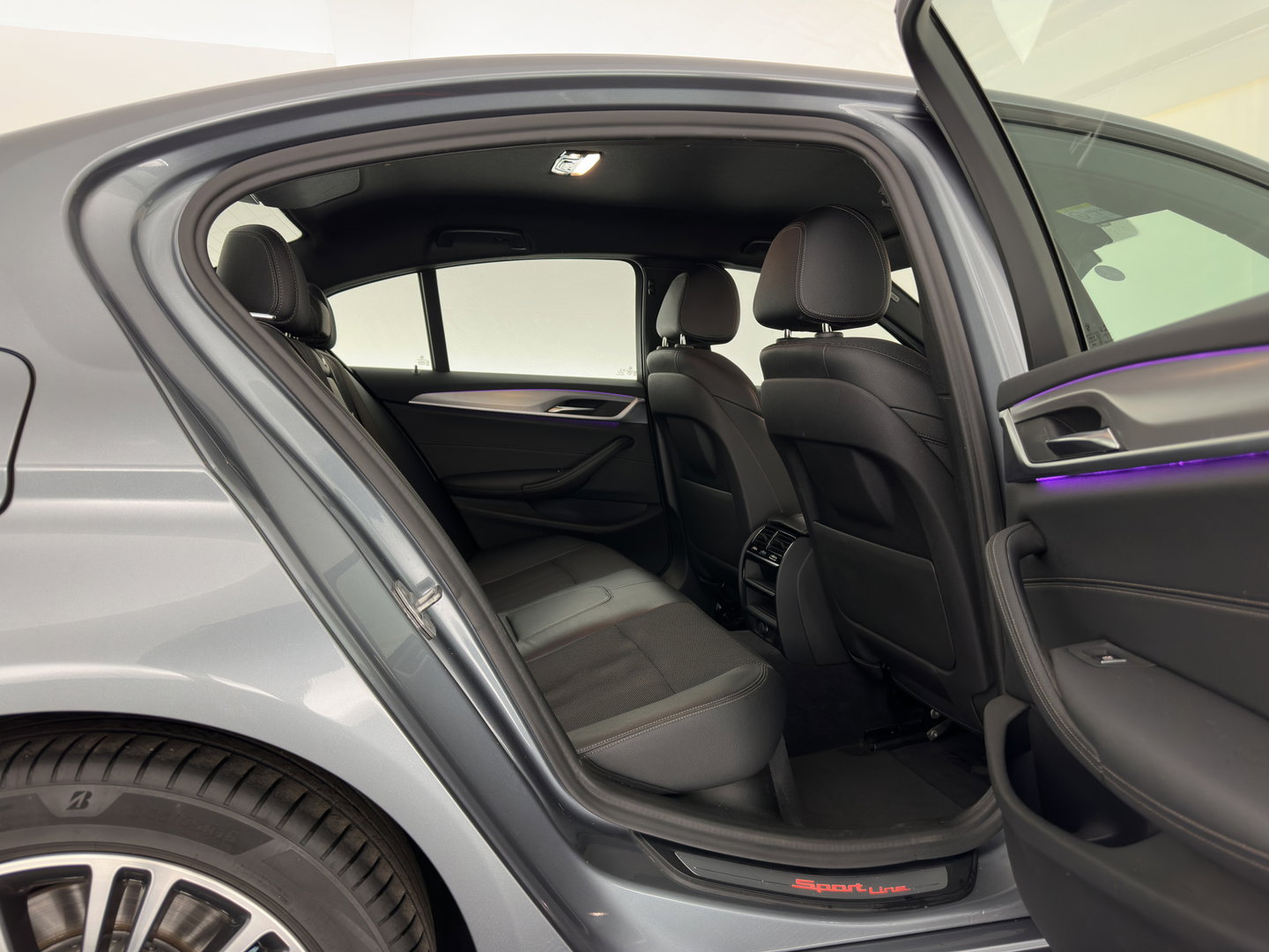 BMW 5 Serie 520i Executive Edition Sportline *AUT | LEATHER HEATED SPORT SEAT | FULL-LED | NAVI-FULLMAP | PRIVACY-GLASS | AMBIENT-LIGHT | ECC | CARPLAY | PDC | TOWBAR | 18"ALU*