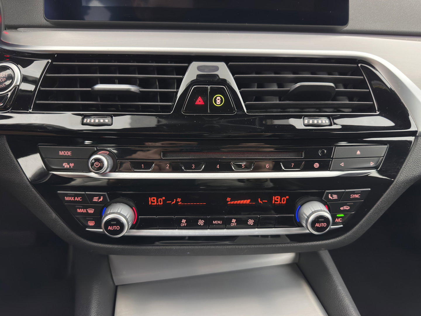 BMW 5 Serie 520i Executive Edition Sportline *AUT | LEATHER HEATED SPORT SEAT | FULL-LED | NAVI-FULLMAP | PRIVACY-GLASS | AMBIENT-LIGHT | ECC | CARPLAY | PDC | TOWBAR | 18"ALU*