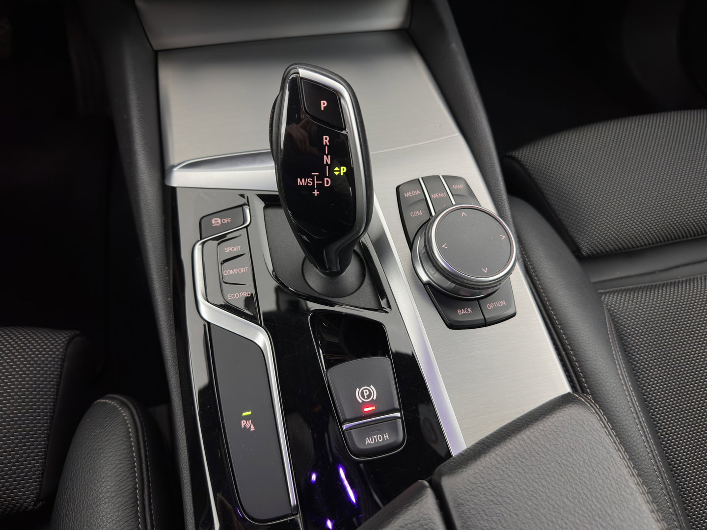 BMW 5 Serie 520i Executive Edition Sportline *AUT | LEATHER HEATED SPORT SEAT | FULL-LED | NAVI-FULLMAP | PRIVACY-GLASS | AMBIENT-LIGHT | ECC | CARPLAY | PDC | TOWBAR | 18"ALU*