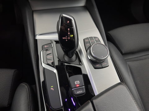 BMW 5 Serie 520i Executive Edition Sportline *AUT | LEATHER HEATED SPORT SEAT | FULL-LED | NAVI-FULLMAP | PRIVACY-GLASS | AMBIENT-LIGHT | ECC | CARPLAY | PDC | TOWBAR | 18"ALU*