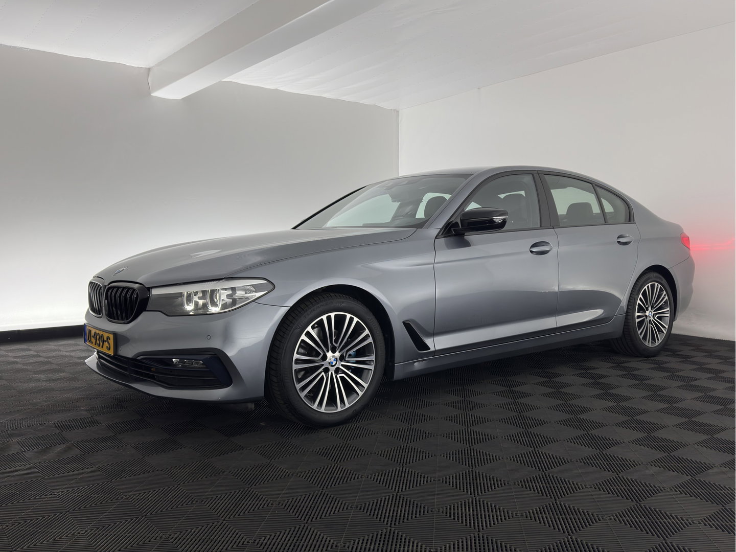 BMW 5 Serie 520i Executive Edition Sportline *AUT | LEATHER HEATED SPORT SEAT | FULL-LED | NAVI-FULLMAP | PRIVACY-GLASS | AMBIENT-LIGHT | ECC | CARPLAY | PDC | TOWBAR | 18"ALU*