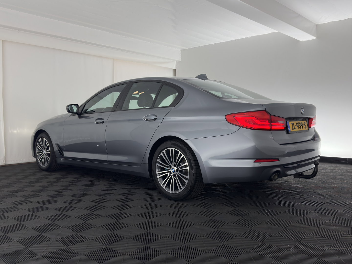 BMW 5 Serie 520i Executive Edition Sportline *AUT | LEATHER HEATED SPORT SEAT | FULL-LED | NAVI-FULLMAP | PRIVACY-GLASS | AMBIENT-LIGHT | ECC | CARPLAY | PDC | TOWBAR | 18"ALU*