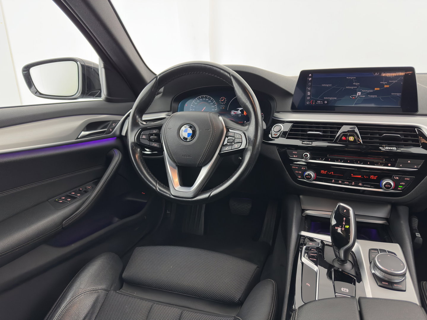 BMW 5 Serie 520i Executive Edition Sportline *AUT | LEATHER HEATED SPORT SEAT | FULL-LED | NAVI-FULLMAP | PRIVACY-GLASS | AMBIENT-LIGHT | ECC | CARPLAY | PDC | TOWBAR | 18"ALU*