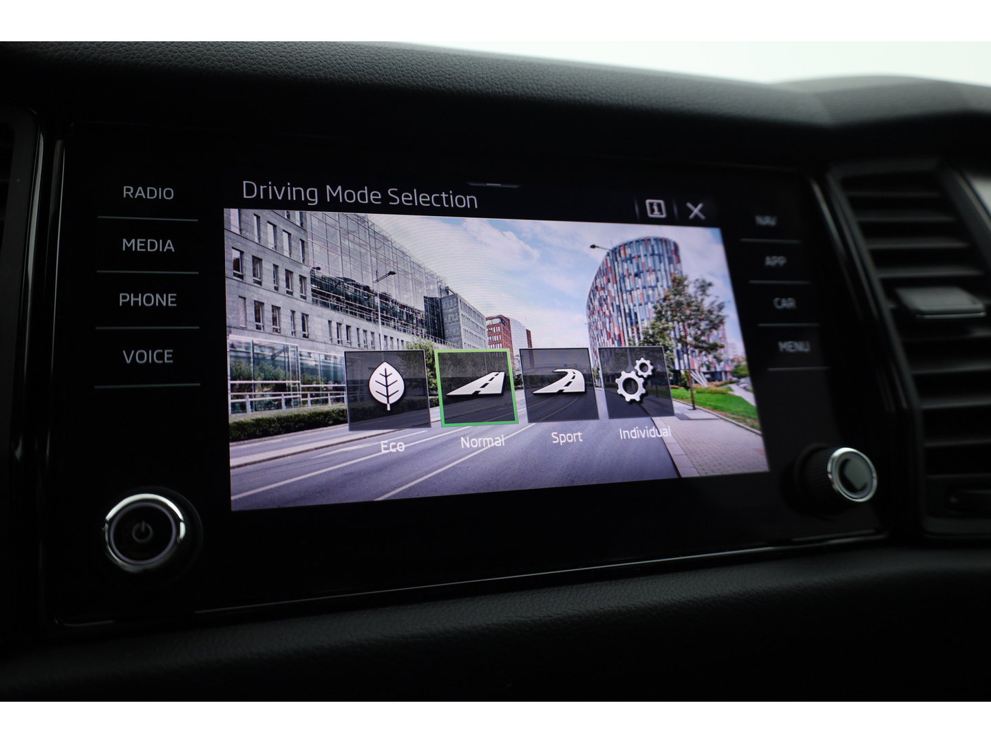 Škoda Kodiaq 1.5 TSI Sportline Business 7p. DSG | Navi | Elek. Trekhaak | Stoel- Stuurverw. | Apple CarPlay | Memory | Camera | Adapt. Cruise