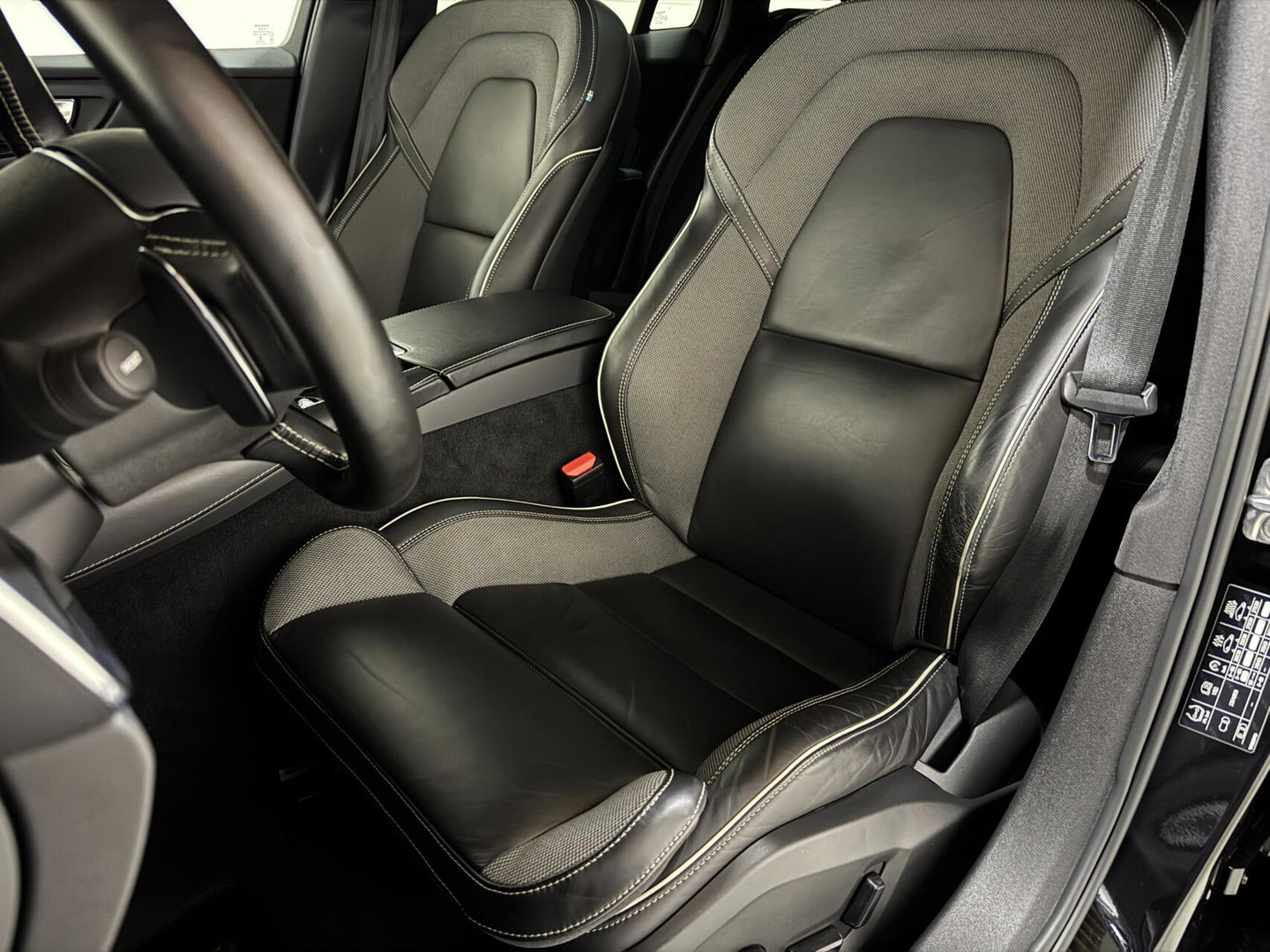 Volvo V60 2.0 T8 Recharge AWD R-Design Pano B&W 360° Memory Trekh.