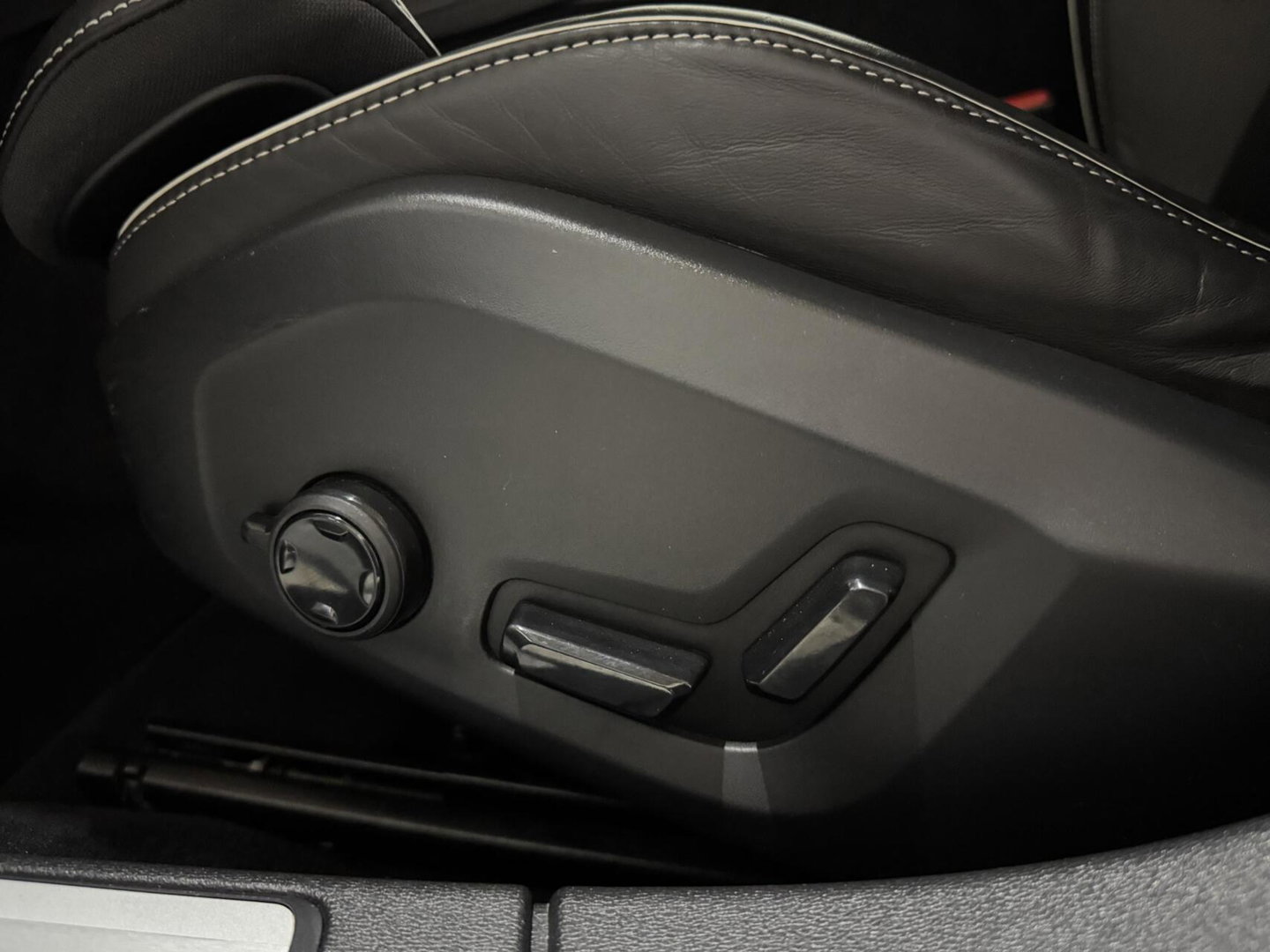 Volvo V60 2.0 T8 Recharge AWD R-Design Pano B&W 360° Memory Trekh.