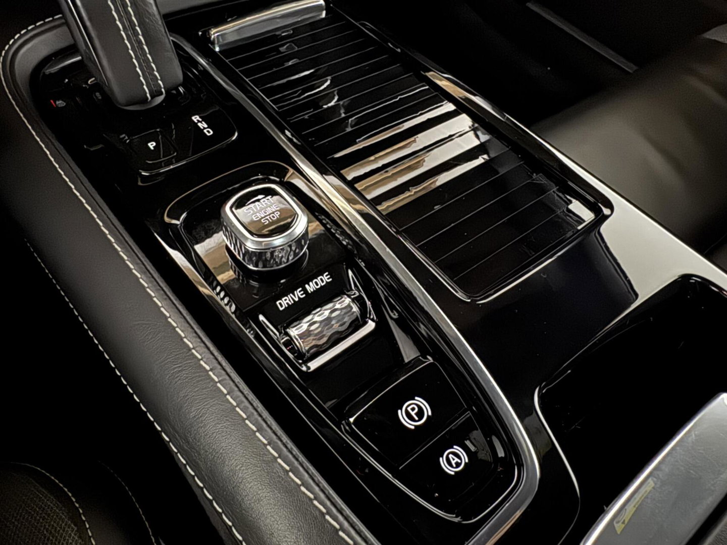 Volvo V60 2.0 T8 Recharge AWD R-Design Pano B&W 360° Memory Trekh.