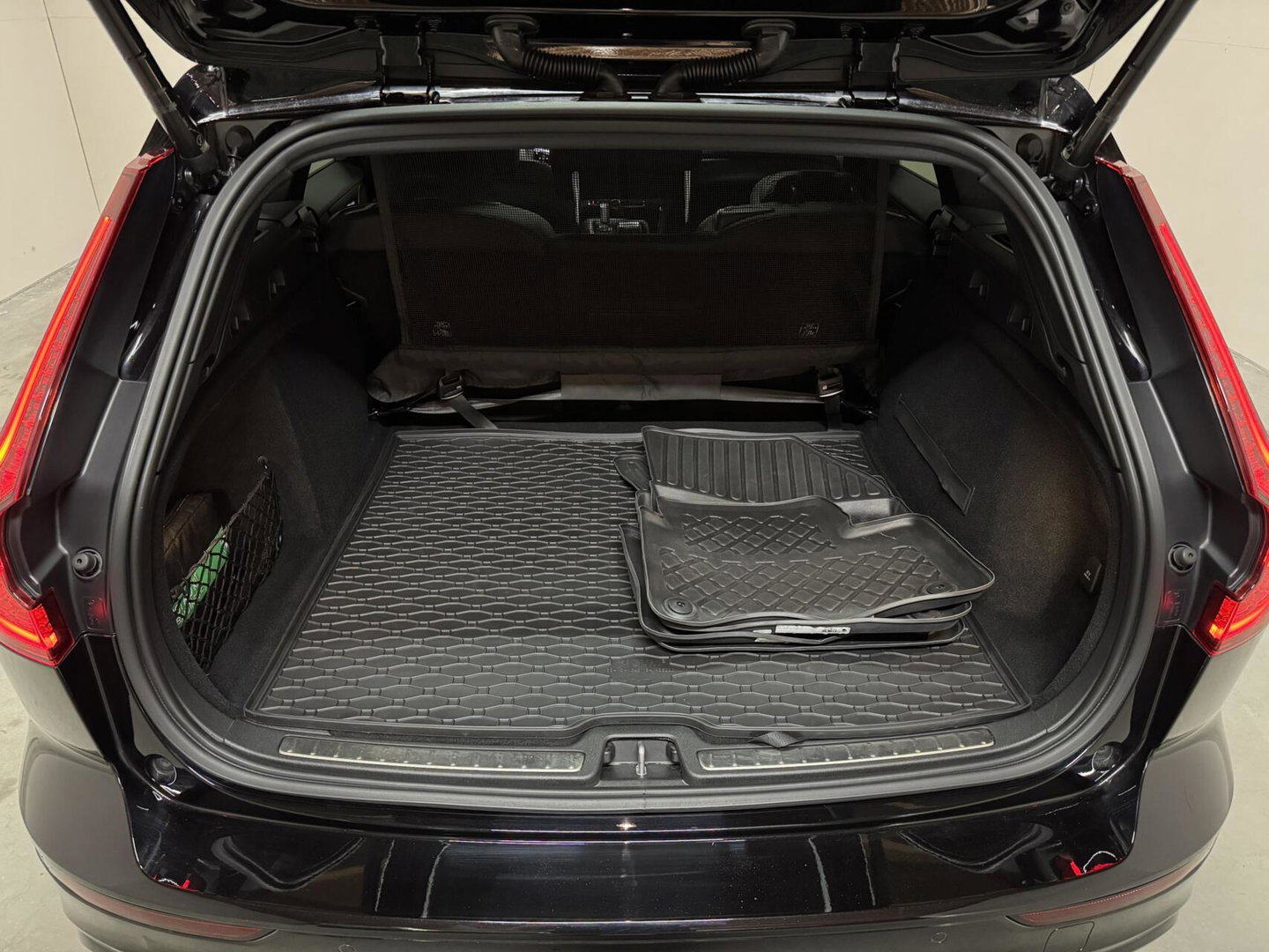 Volvo V60 2.0 T8 Recharge AWD R-Design Pano B&W 360° Memory Trekh.