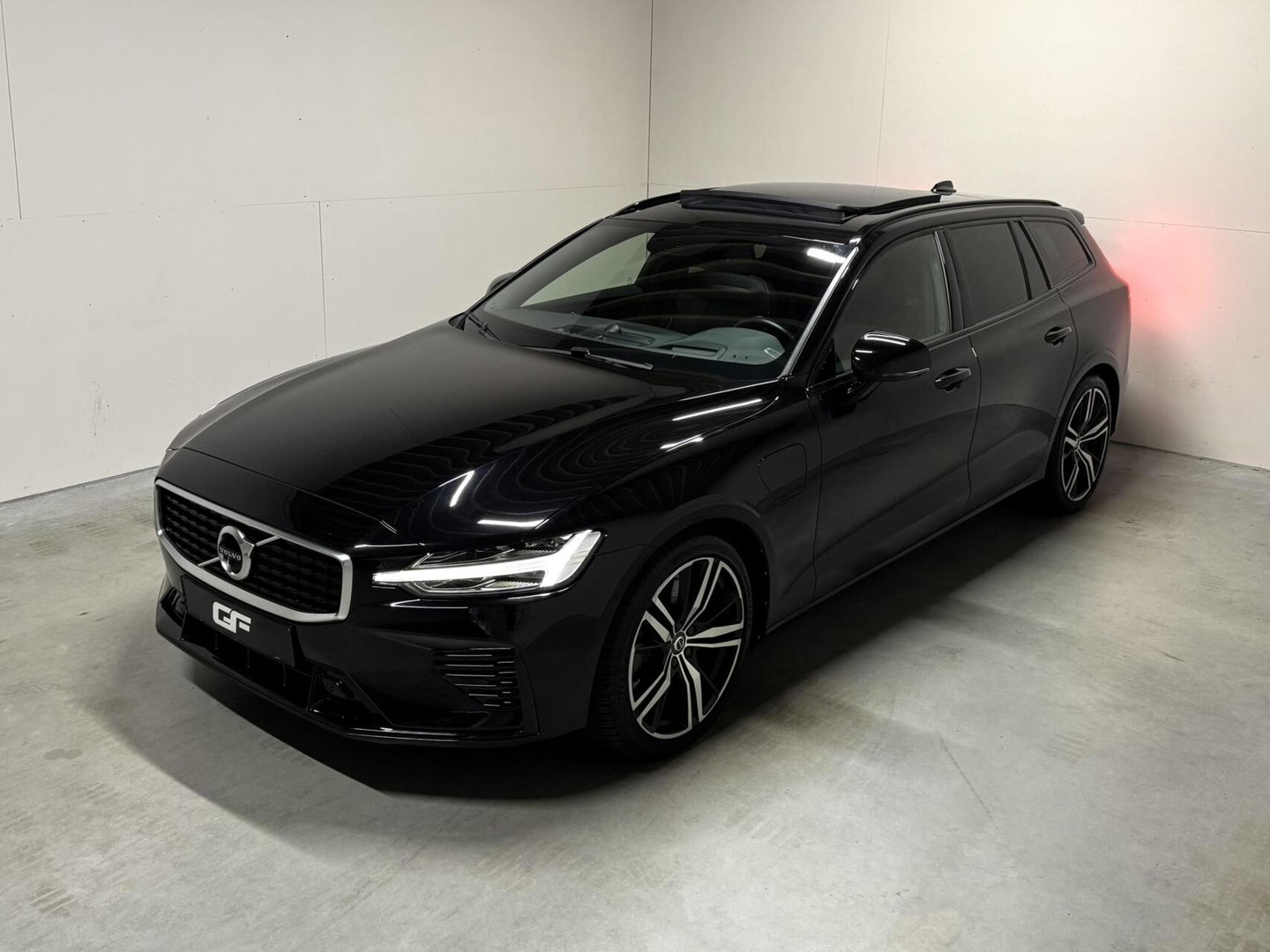 Volvo V60 2.0 T8 Recharge AWD R-Design Pano B&W 360° Memory Trekh.