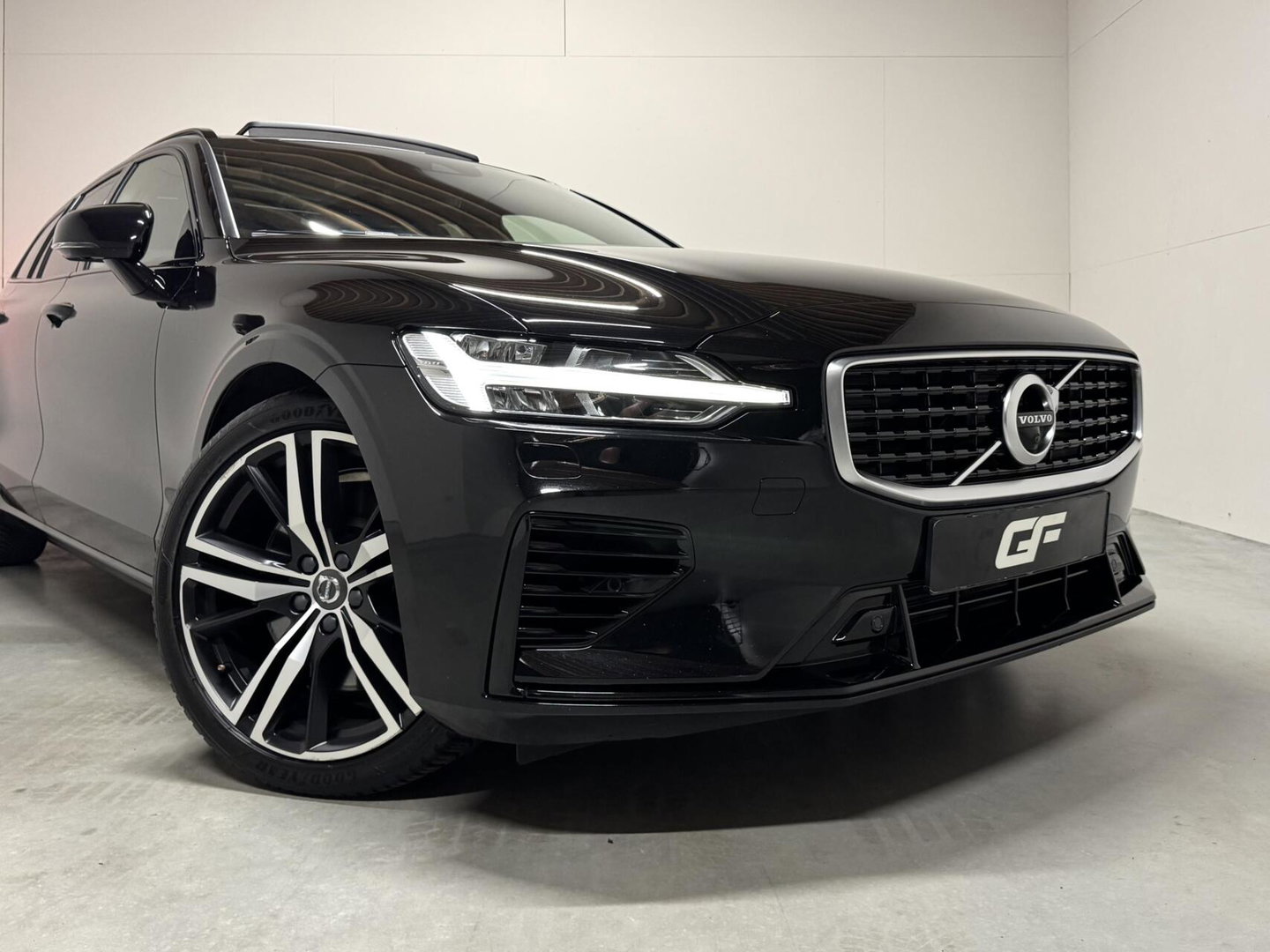 Volvo V60 2.0 T8 Recharge AWD R-Design Pano B&W 360° Memory Trekh.