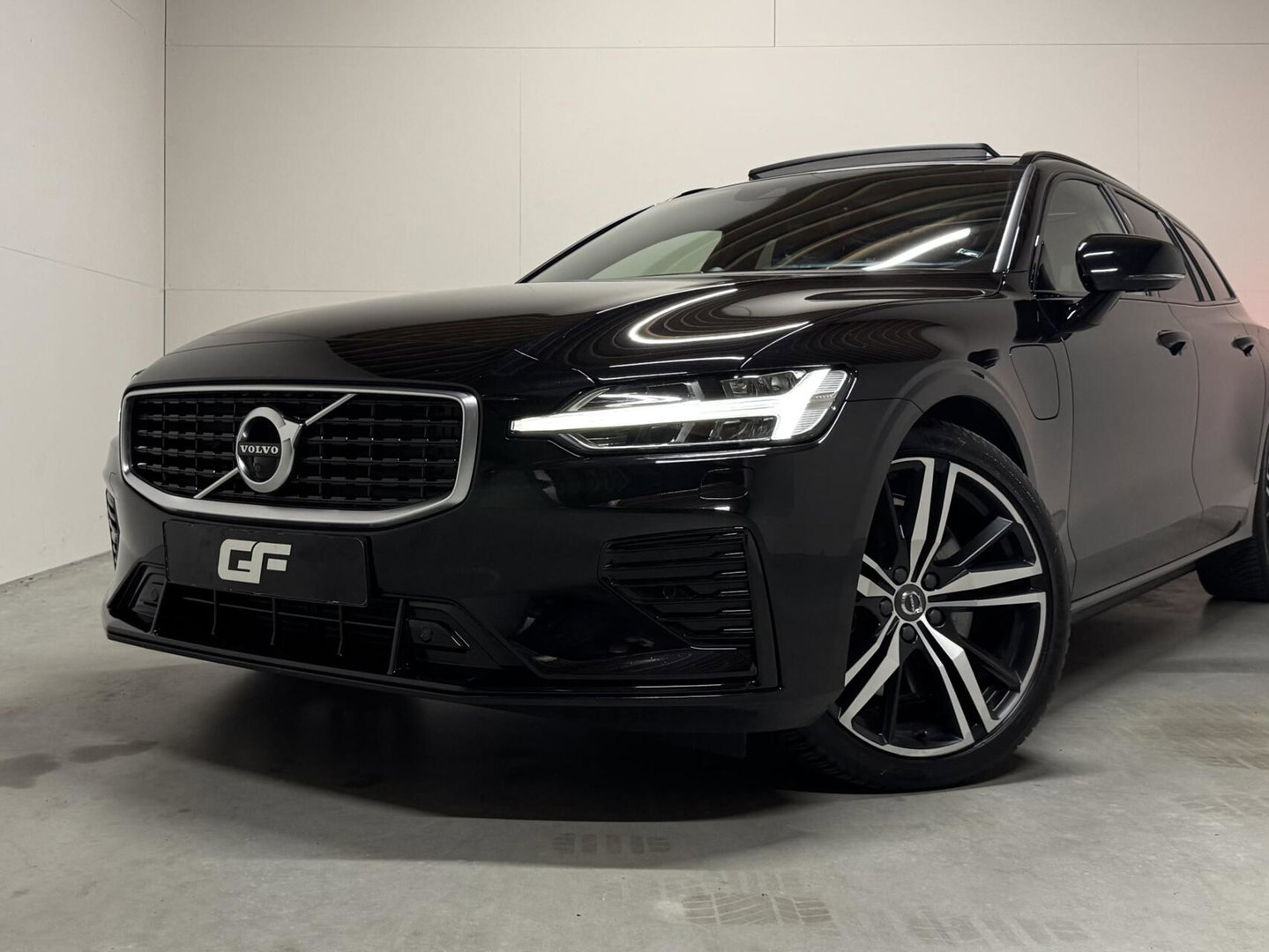 Volvo V60 2.0 T8 Recharge AWD R-Design Pano B&W 360° Memory Trekh.