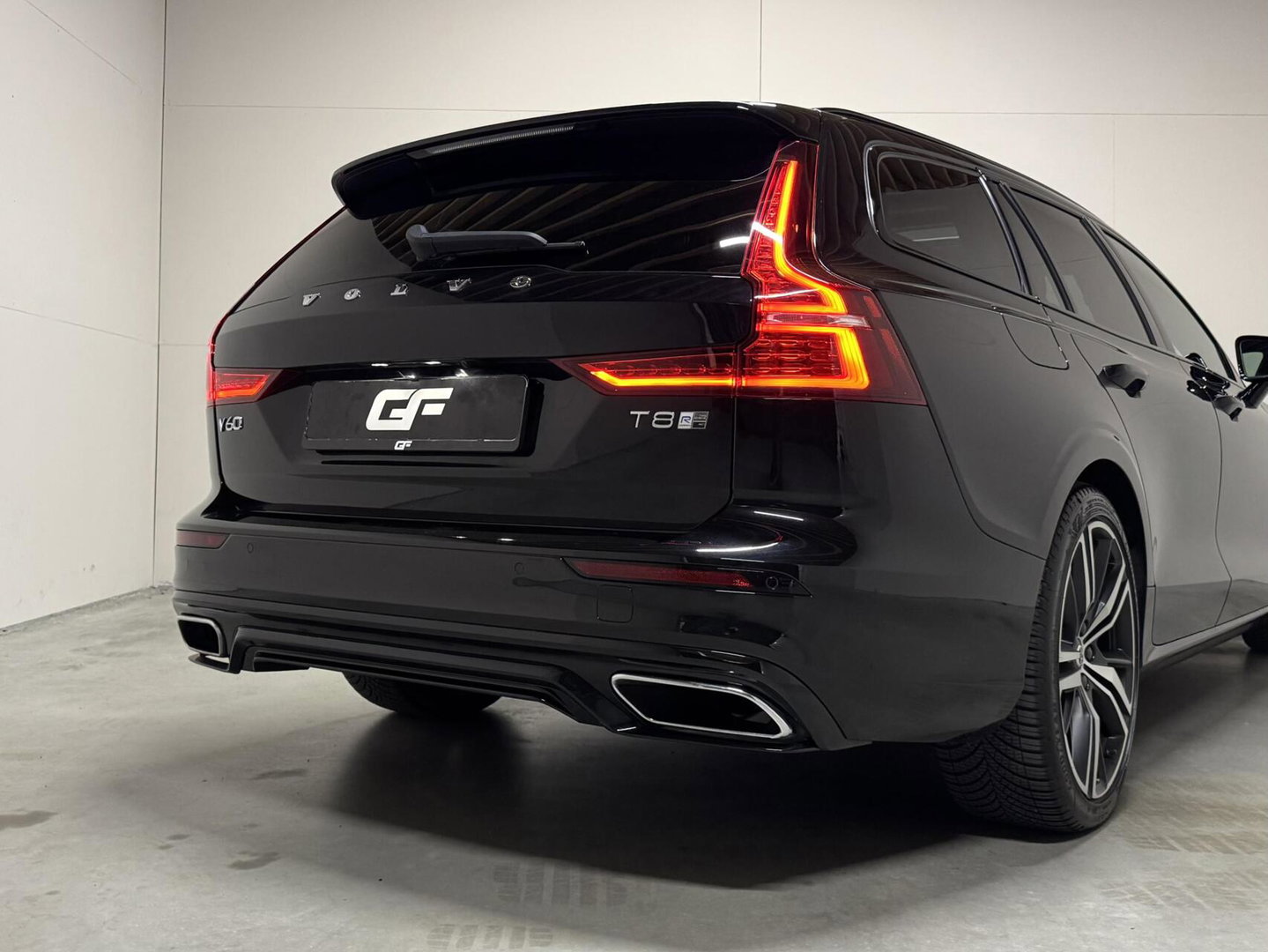 Volvo V60 2.0 T8 Recharge AWD R-Design Pano B&W 360° Memory Trekh.