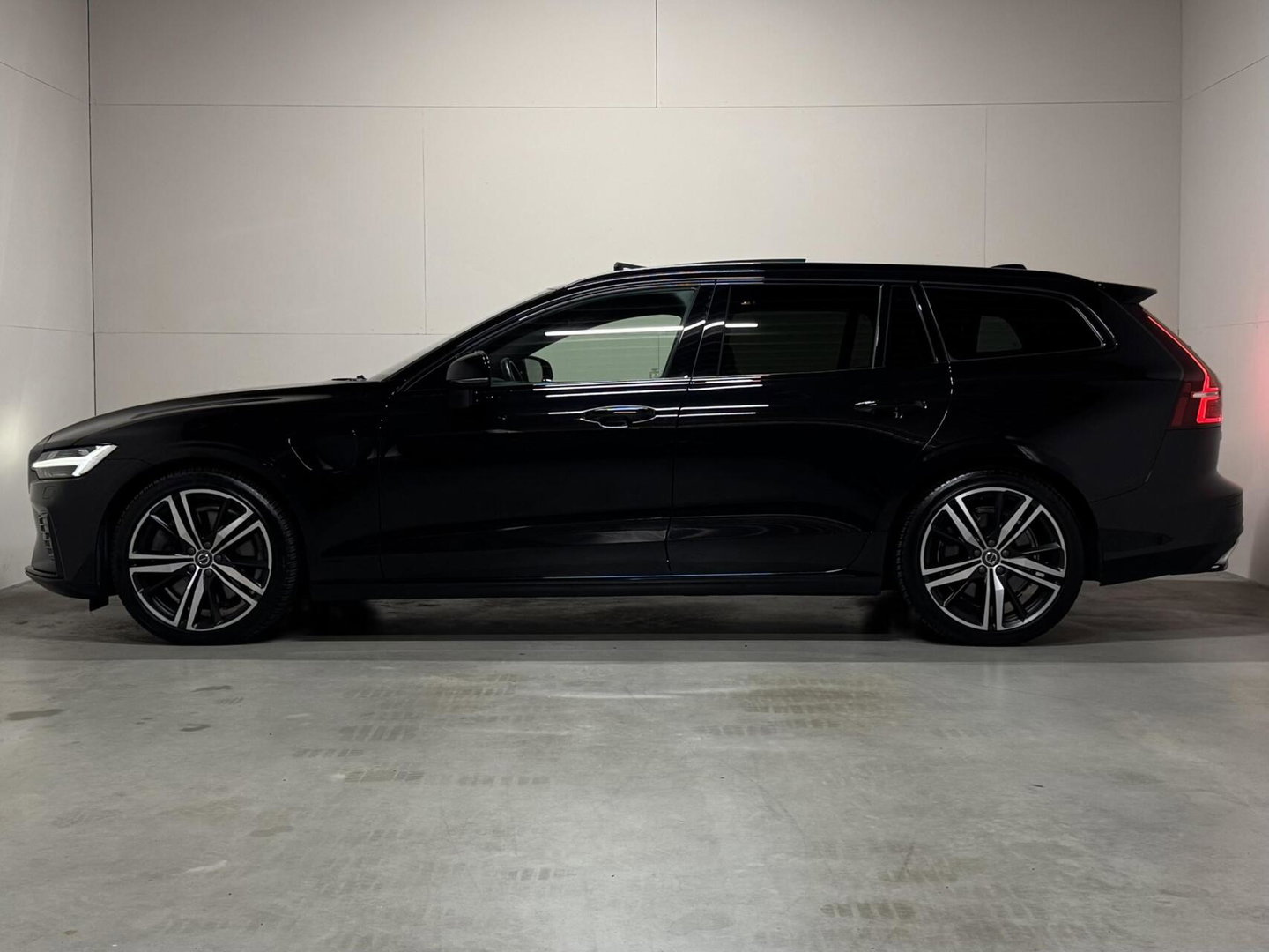 Volvo V60 2.0 T8 Recharge AWD R-Design Pano B&W 360° Memory Trekh.
