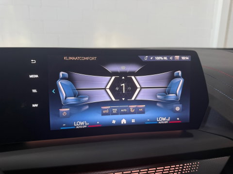 BMW 1-serie 120i pano*Side-assist*led*keyless