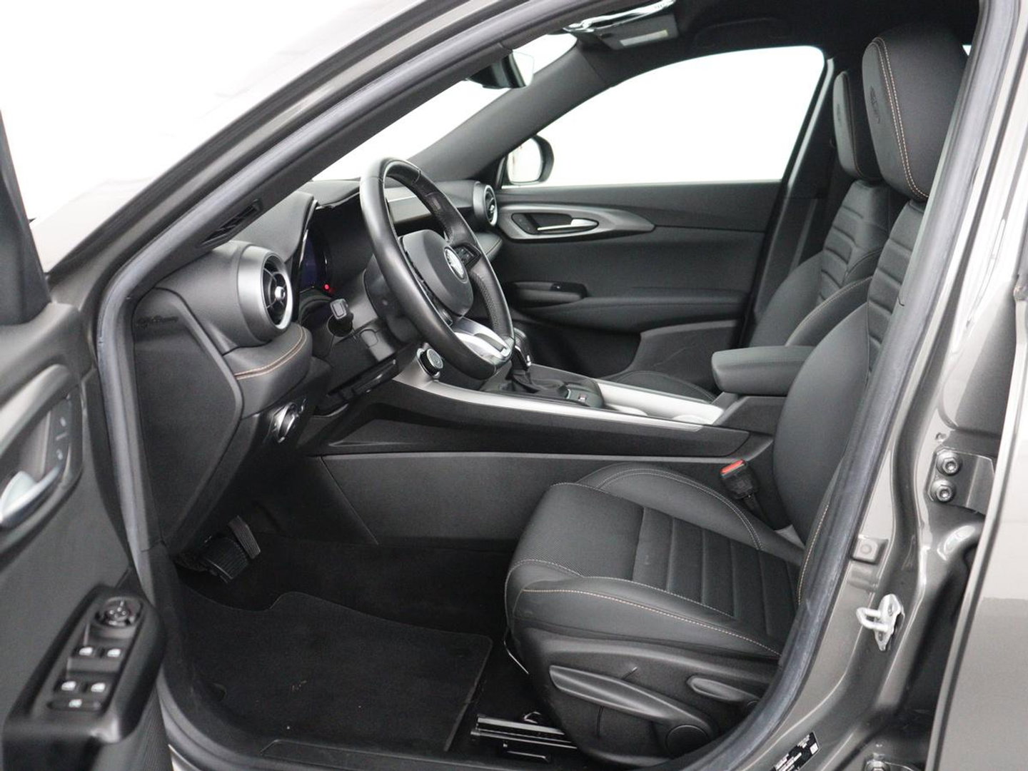 Alfa Romeo Tonale 1.3T PHEV TI | 280PK | SOH 99% | Trekhaak | Stoelverwarming | Adaptive cruise | Camera | Carplay | Matrix LED | Navigatie | Stuurverwarming | Climate control | Plug In