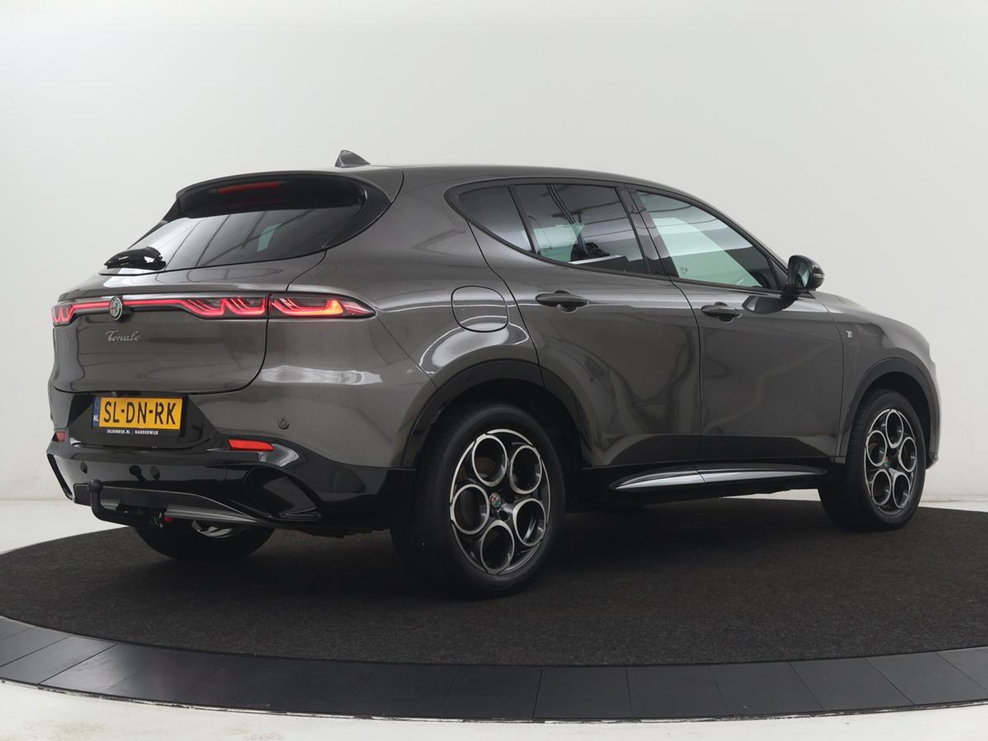 Alfa Romeo Tonale 1.3T PHEV TI | 280PK | SOH 99% | Trekhaak | Stoelverwarming | Adaptive cruise | Camera | Carplay | Matrix LED | Navigatie | Stuurverwarming | Climate control | Plug In