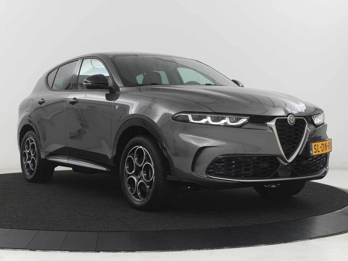 Alfa Romeo Tonale 1.3T PHEV Veloce 280PK Aut. Half Leder | Navi | DAB | Camera | Virtual Display | Navi | Carplay | Trekhaak | Climate Control | Stoelverwarming | Stuurverwarming