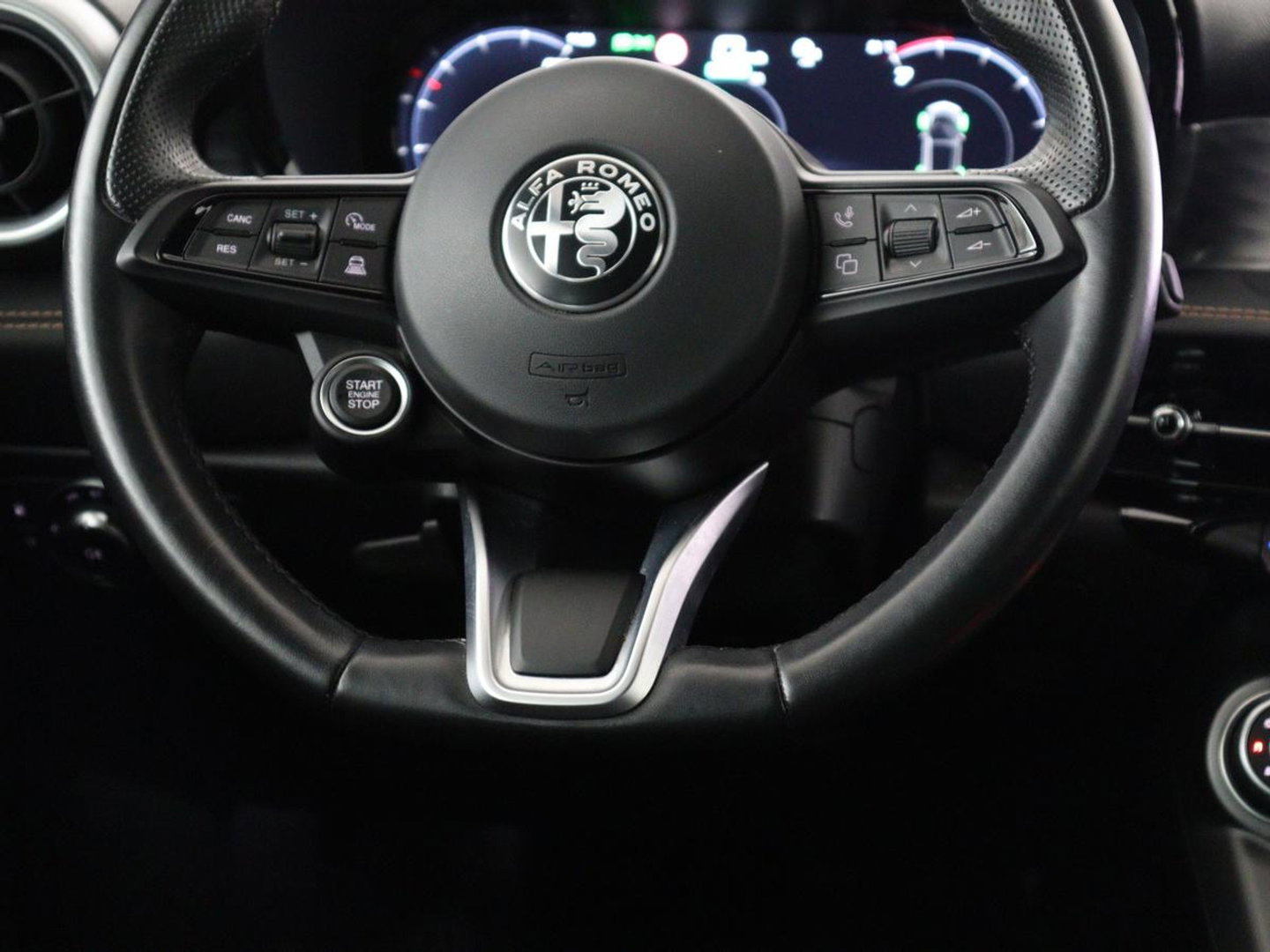 Alfa Romeo Tonale 1.3T PHEV TI | 280PK | SOH 99% | Trekhaak | Stoelverwarming | Adaptive cruise | Camera | Carplay | Matrix LED | Navigatie | Stuurverwarming | Climate control | Plug In