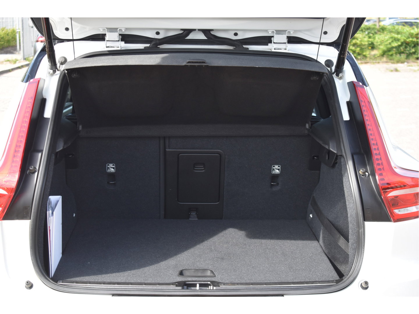 Volvo XC40 1.5 T5 Twin Engine R-Design Luxury Line Versatility 262 pk Two-Tone | Vol | Trekhaak | Keyless | Harman/Kardon | 360 gr.camera | Open dak | Full LE | Onderh.historie