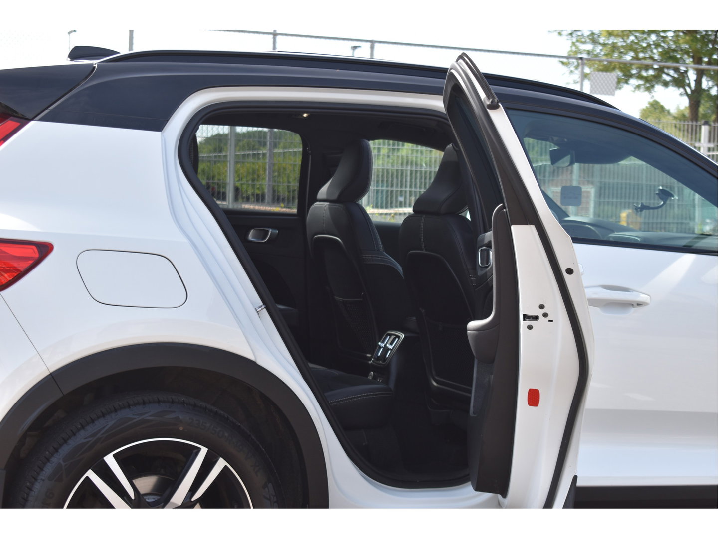 Volvo XC40 1.5 T5 Twin Engine R-Design Luxury Line Versatility 262 pk Two-Tone | Vol | Trekhaak | Keyless | Harman/Kardon | 360 gr.camera | Open dak | Full LE | Onderh.historie