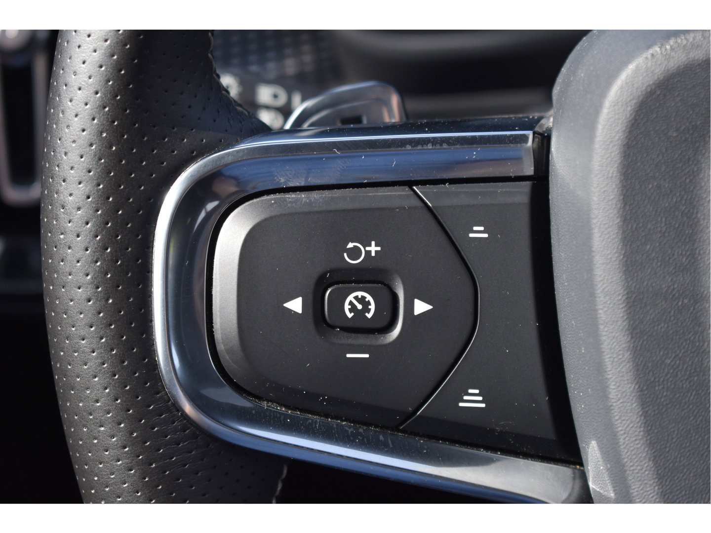 Volvo XC40 1.5 T5 Twin Engine R-Design Luxury Line Versatility 262 pk Two-Tone | Vol | Trekhaak | Keyless | Harman/Kardon | 360 gr.camera | Open dak | Full LE | Onderh.historie