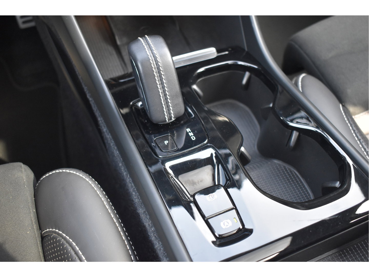 Volvo XC40 1.5 T5 Twin Engine R-Design Luxury Line Versatility 262 pk Two-Tone | Vol | Trekhaak | Keyless | Harman/Kardon | 360 gr.camera | Open dak | Full LE | Onderh.historie