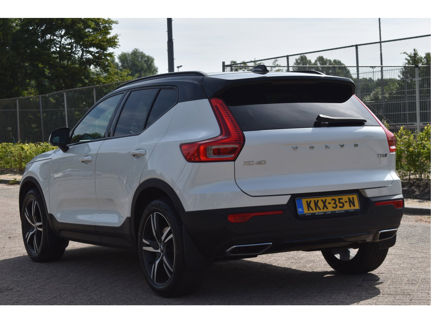 Volvo XC40 1.5 T5 Twin Engine R-Design Luxury Line Versatility 262 pk Two-Tone | Vol | Trekhaak | Keyless | Harman/Kardon | 360 gr.camera | Open dak | Full LE | Onderh.historie
