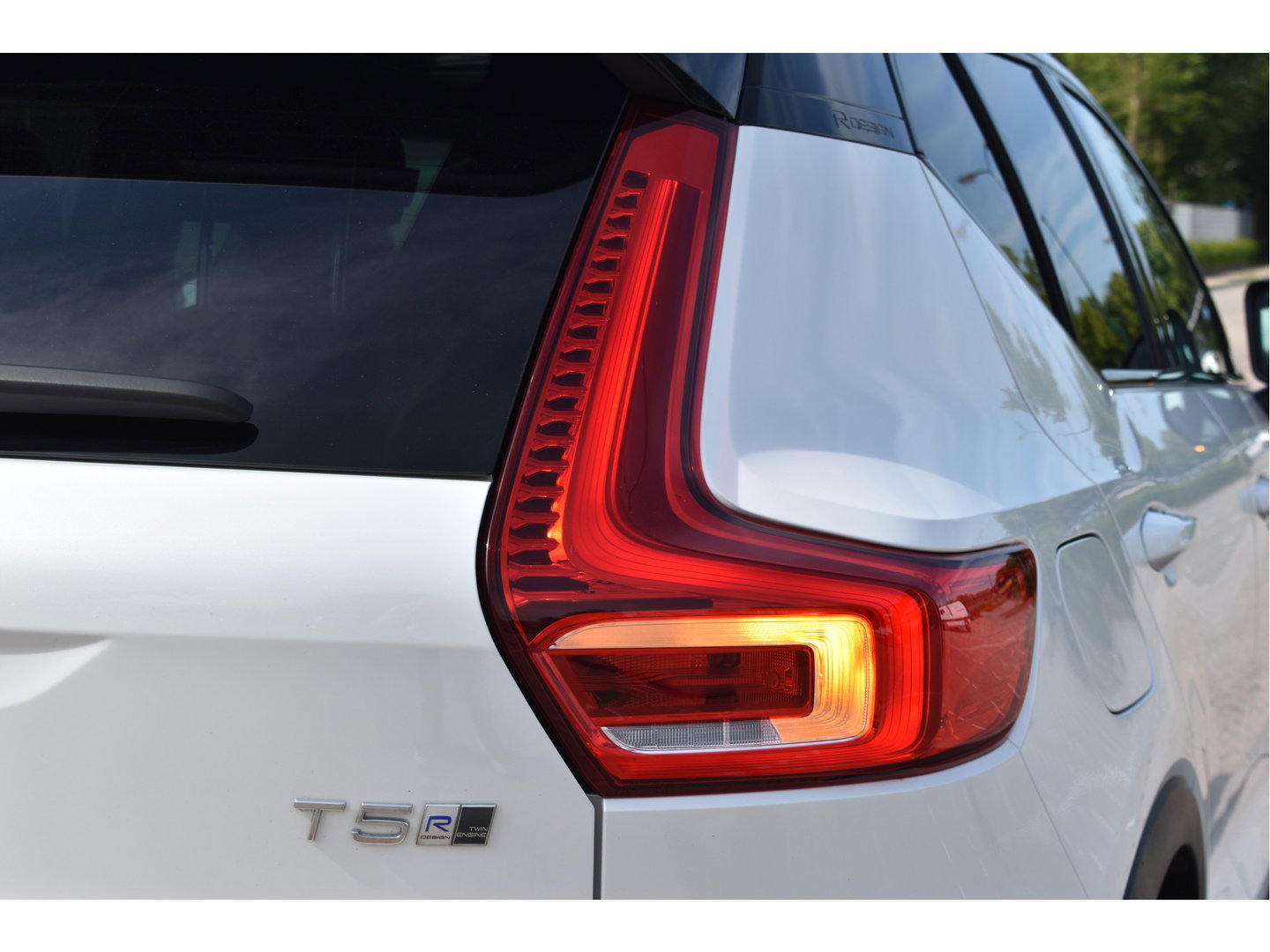 Volvo XC40 1.5 T5 Twin Engine R-Design Luxury Line Versatility 262 pk Two-Tone | Vol | Trekhaak | Keyless | Harman/Kardon | 360 gr.camera | Open dak | Full LE | Onderh.historie