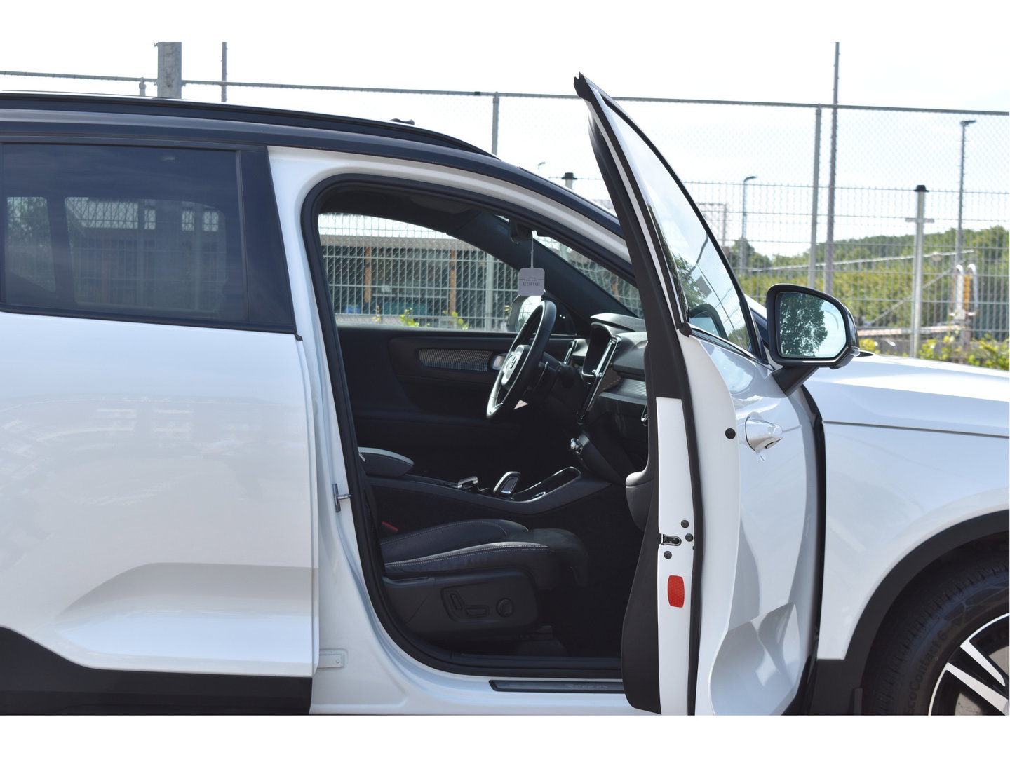 Volvo XC40 1.5 T5 Twin Engine R-Design Luxury Line Versatility 262 pk Two-Tone | Vol | Trekhaak | Keyless | Harman/Kardon | 360 gr.camera | Open dak | Full LE | Onderh.historie