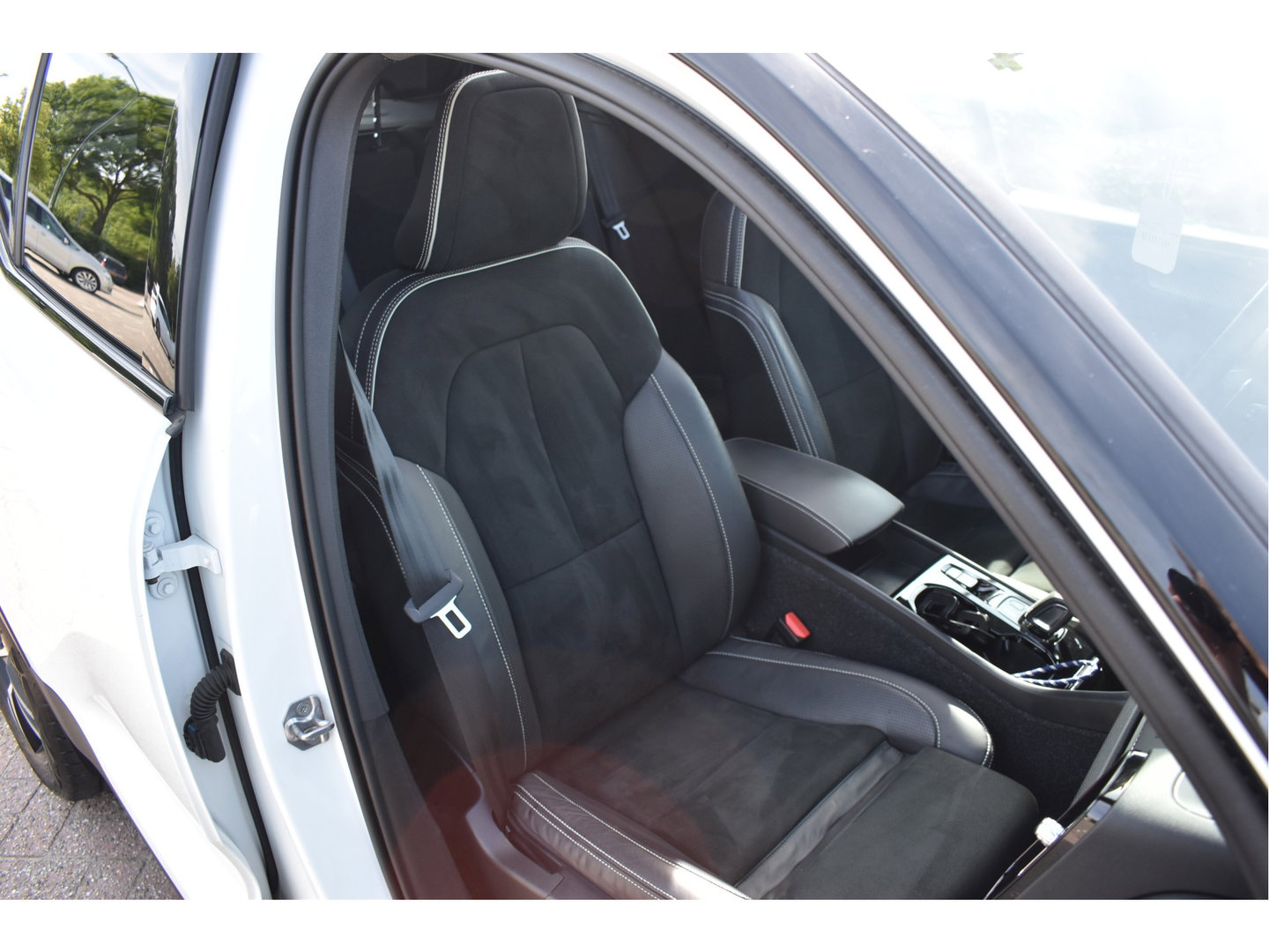 Volvo XC40 1.5 T5 Twin Engine R-Design Luxury Line Versatility 262 pk Two-Tone | Vol | Trekhaak | Keyless | Harman/Kardon | 360 gr.camera | Open dak | Full LE | Onderh.historie