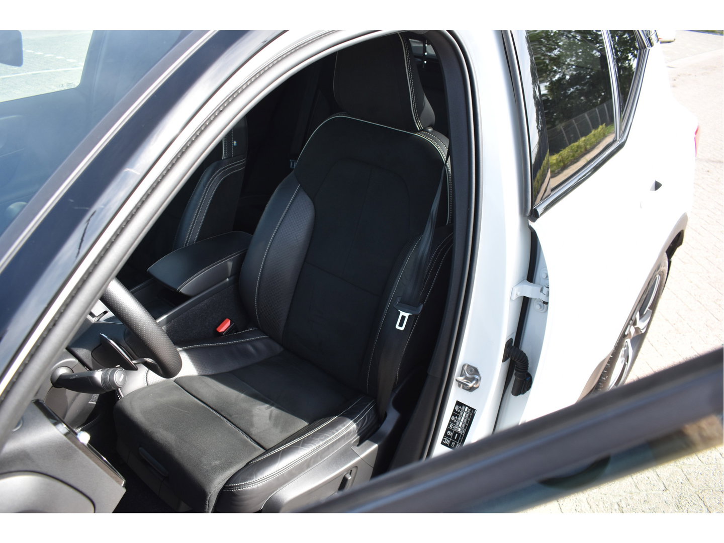 Volvo XC40 1.5 T5 Twin Engine R-Design Luxury Line Versatility 262 pk Two-Tone | Vol | Trekhaak | Keyless | Harman/Kardon | 360 gr.camera | Open dak | Full LE | Onderh.historie