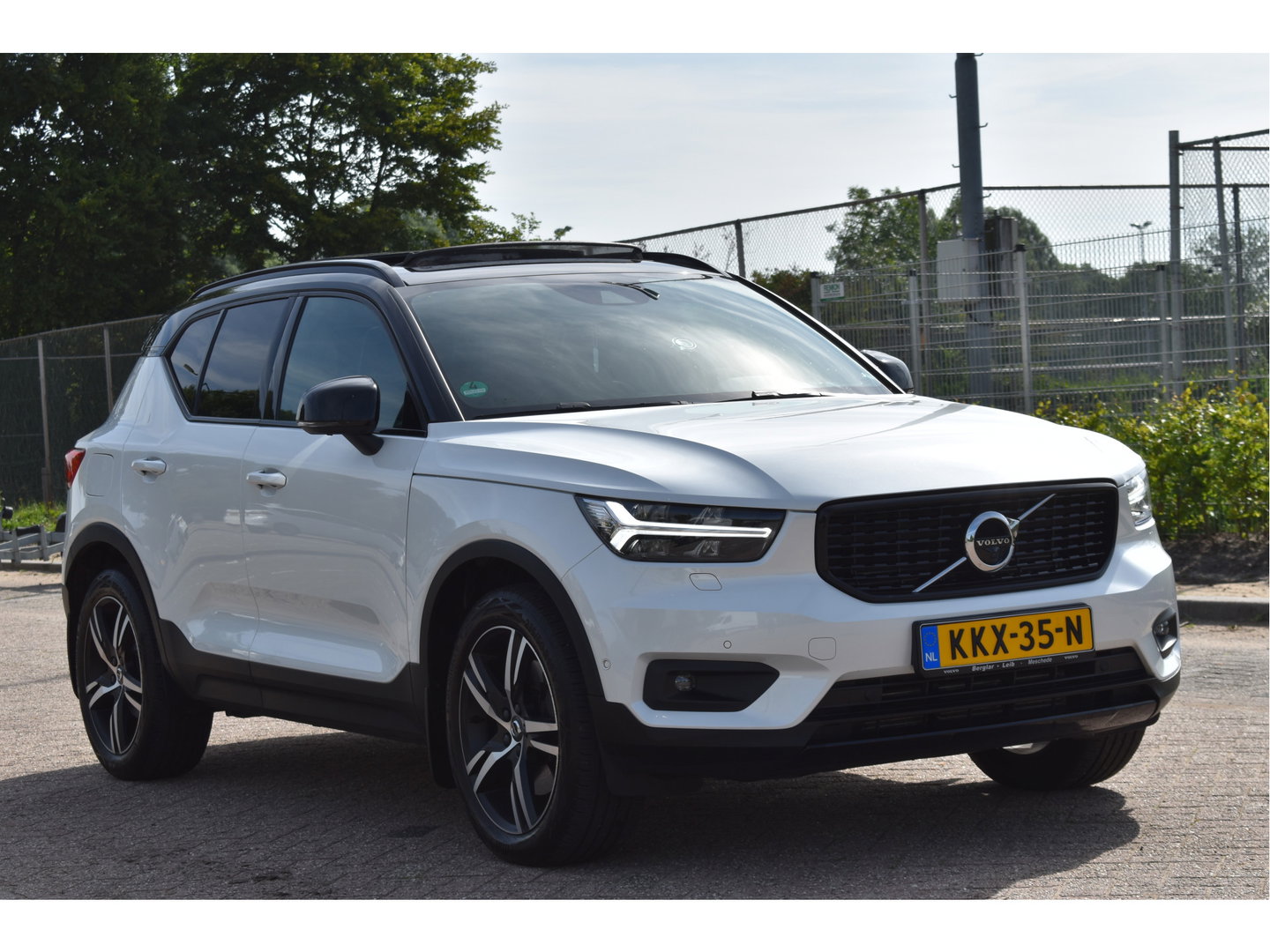 Volvo XC40 1.5 T5 Twin Engine R-Design Luxury Line Versatility 262 pk Two-Tone | Vol | Trekhaak | Keyless | Harman/Kardon | 360 gr.camera | Open dak | Full LE | Onderh.historie